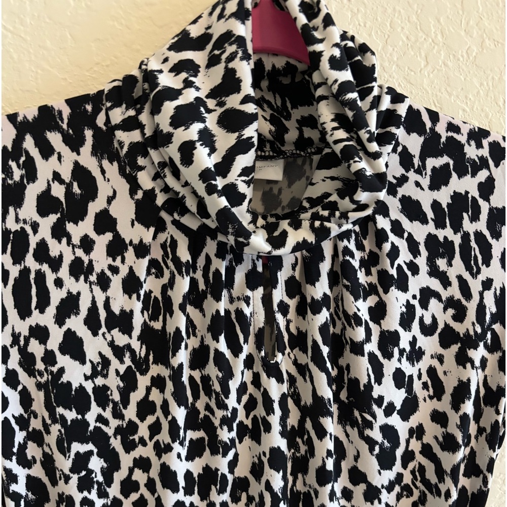 New York & Company Stretch Turtleneck Blouse Keyhole Front Printed - Picture 2 of 4